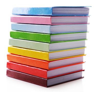 Beyaza izole edilmiş renkli kitap yığını