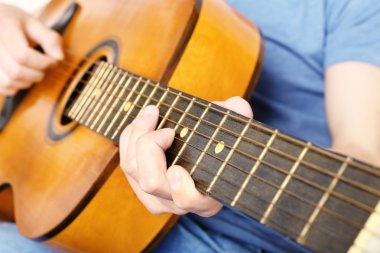 genç adam akustik gitar çalmaya yakın çekim