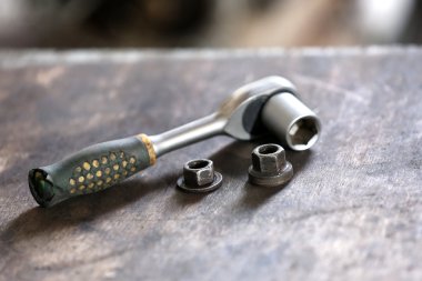 soket anahtarı masada yakın çekim