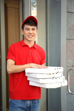 genç adam pizza kutusu house yakınındaki teslim