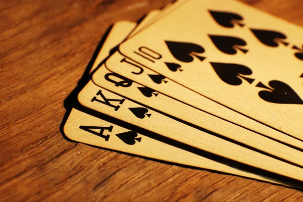 Jugar a las cartas en la mesa de madera, primer plano —  Fotos de Stock