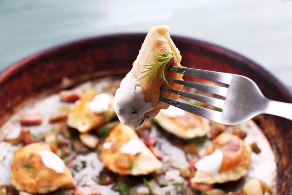 Stekta kroppkakor med lök och bacon på gaffeln, närbild — Stockfoto