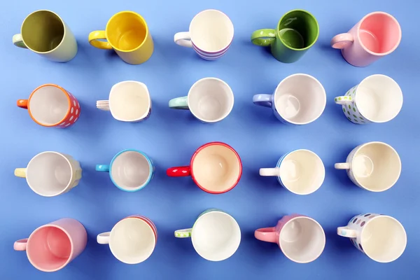 Groep voor kleurrijke cups op kleurentabel, bovenaanzicht — Stockfoto