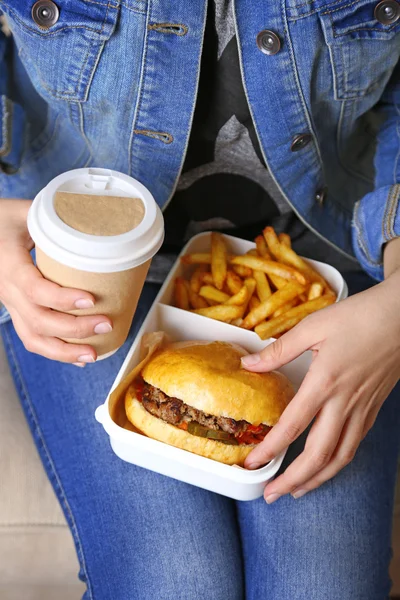 Woman with unhealthy fast food — Stock Photo, Image