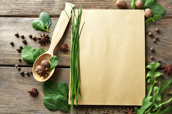 Libro de recetas abierto con hierbas frescas —  Fotos de Stock