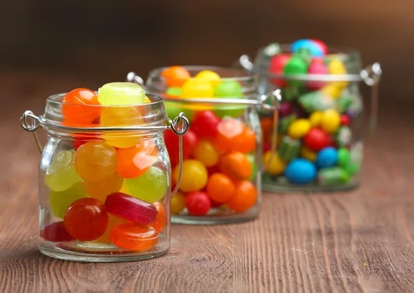 Bonbons colorés dans des pots — Photo