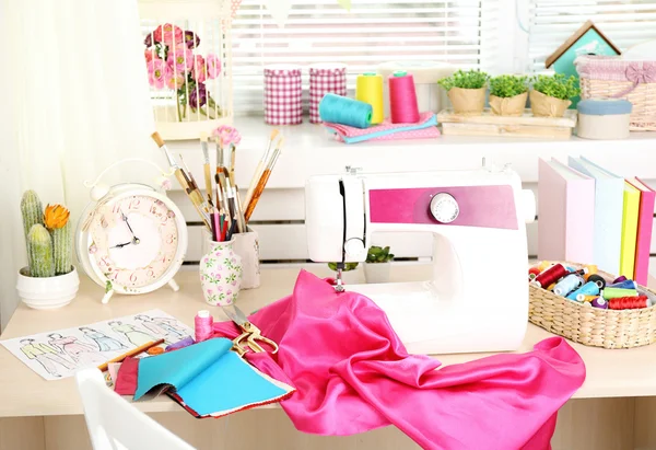 美しい快適な女性の裁縫師の職場 — ストック写真