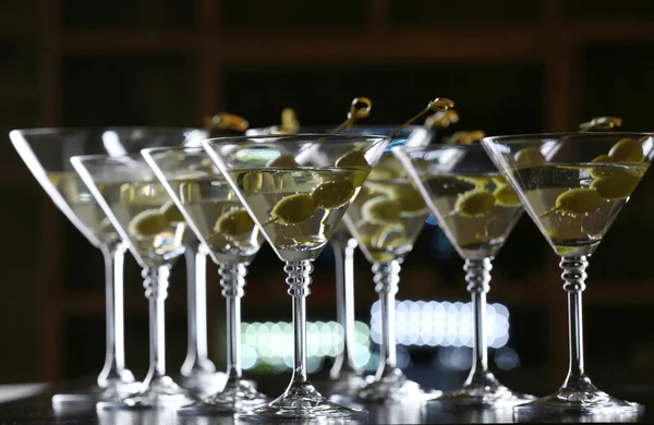 Copos de cocktails no fundo do bar — Fotografia de Stock