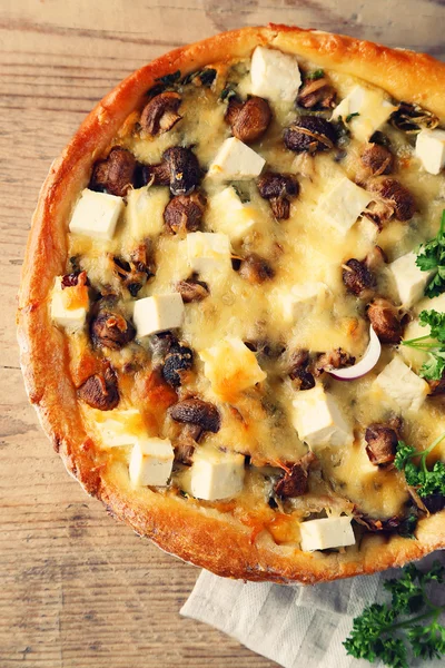 Kaas met champignons, kruiden en zure crème, op houten tafel achtergrond — Stockfoto