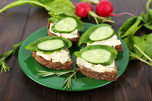 Heerlijke broodjes met groentjes en Groenen op plaat close-up — Stockfoto