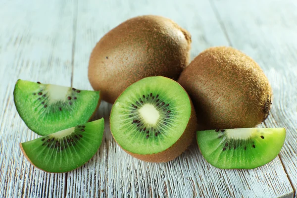 Juicy kiwi fruit on wooden background — Stock Photo, Image