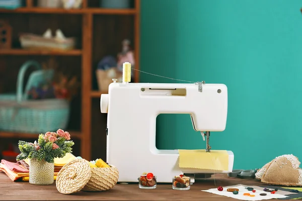 Máquina de costura na mesa na oficina — Fotografia de Stock