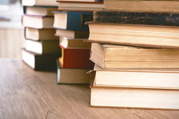 Bücherstapel auf dem Tisch aus nächster Nähe — Stockfoto