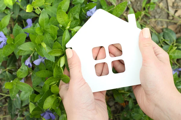 Kvinnliga händer som håller toy house utomhus — Stockfoto