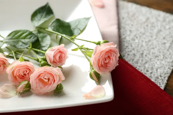 Vaisselle avec des fleurs sur la table close up — Photo