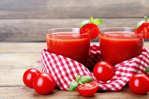 Vasos de jugo de tomate con verduras sobre fondo de madera —  Fotos de Stock