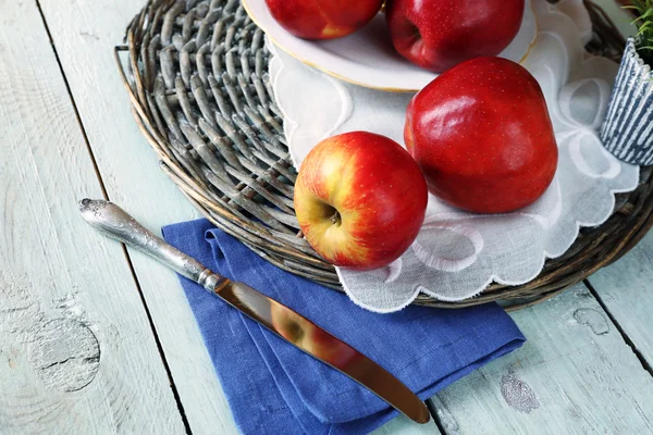 Tasty ripe apples on table close up — Stock Photo, Image