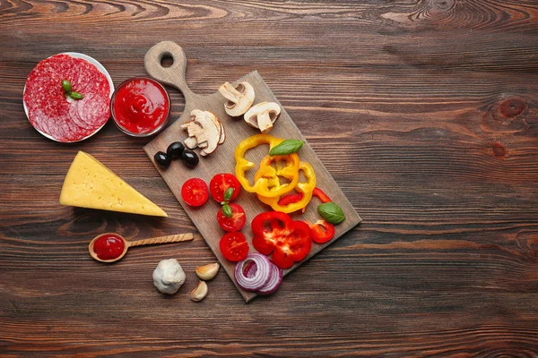 Zutaten zum Kochen von Pizza auf Holztisch, Draufsicht — Stockfoto