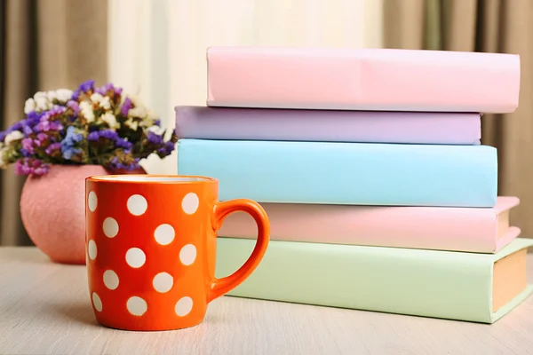 Livros, xícara e planta em mesa de madeira, close-up — Fotografia de Stock