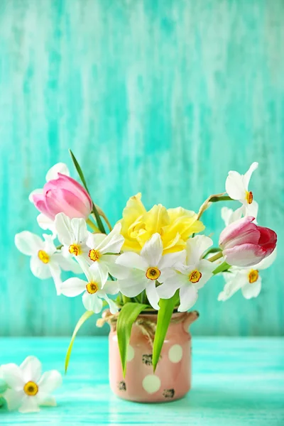 Bouquet di primavera in vaso su sfondo di legno di colore — Foto Stock