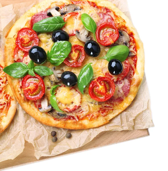 Pizza saborosa com legumes e manjericão na tábua de corte isolada em branco — Fotografia de Stock