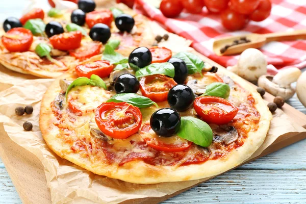 Ízletes pizza zöldségekkel és a bazsalikom a táblázat közelről — Stock Fotó