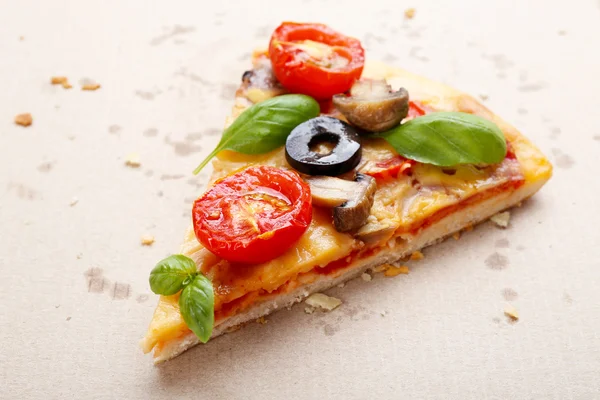 Fetta di pizza saporita con verdure e basilico in scatola di cartone da vicino — Foto Stock