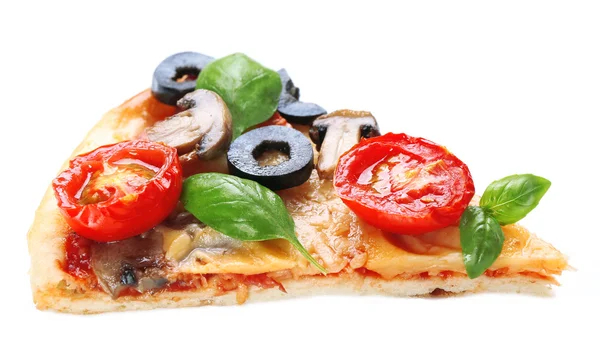 Fetta di gustosa pizza con verdure e basilico isolata su bianco — Foto Stock