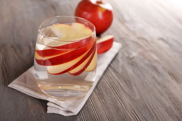 Glas van appel cider met vruchten op houten achtergrond — Stockfoto