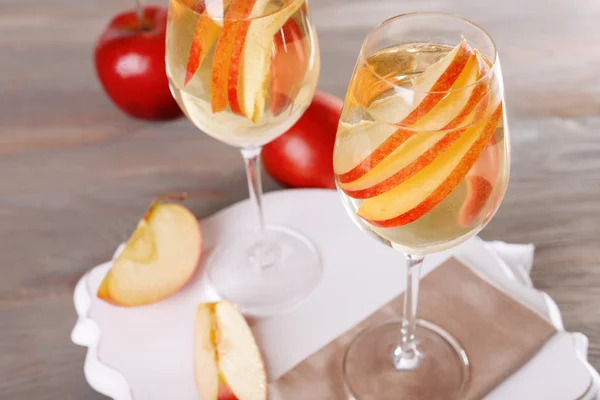 Copos de cidra de maçã com frutas na mesa de perto — Fotografia de Stock