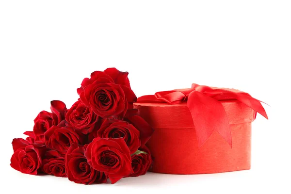 Caja de regalo de San Valentín en forma de corazón con rosas rojas, aislada en blanco —  Fotos de Stock