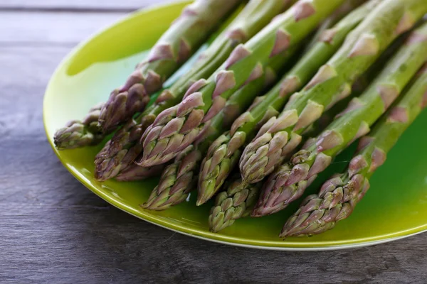 Fresh asparagus on wooden table, closeup — Stock Photo, Image