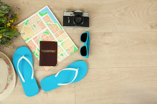 Mappa, scarpe passaporto e cappello su sfondo di legno — Foto Stock