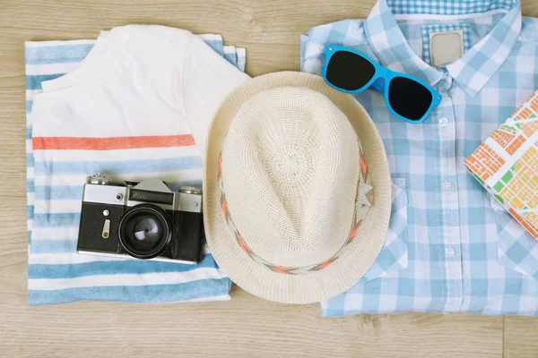 Summer vacation clothes, shoes and hat on wooden background — Stock Photo, Image
