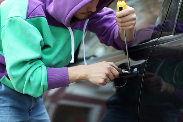 Homem ladrão roubando carro — Fotografia de Stock