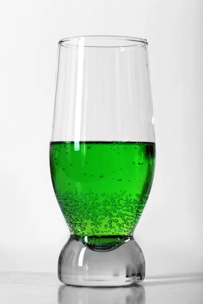 Glas Wasser mit Blasen auf dem Tisch aus nächster Nähe — Stockfoto