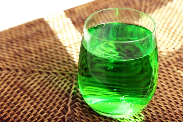 Vidro de água com bolhas na mesa de perto — Fotografia de Stock