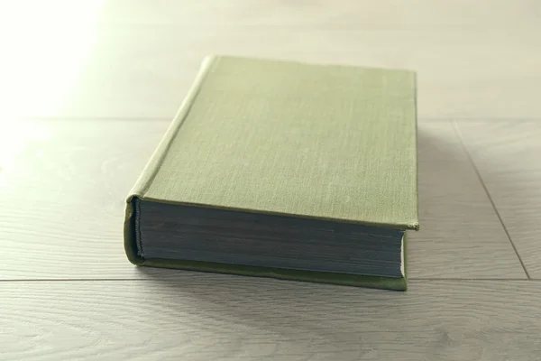 Ahşap zemin üzerine eski bir kitap — Stok fotoğraf