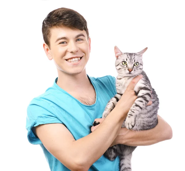 Guapo joven con lindo gato aislado en blanco — Foto de Stock