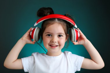 renk arka plan üzerinde müzik dinlemek güzel küçük kız