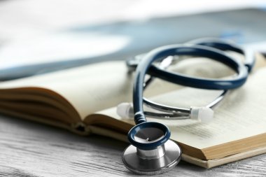 stetoskop açık kitap üzerine yakın çekim