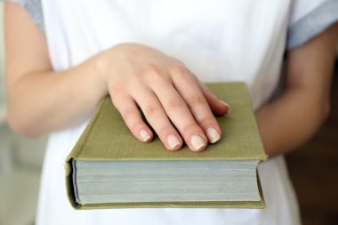 kadın holding kitap yakın çekim