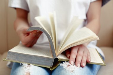 kadın okuma kitabı Divan yakın çekim