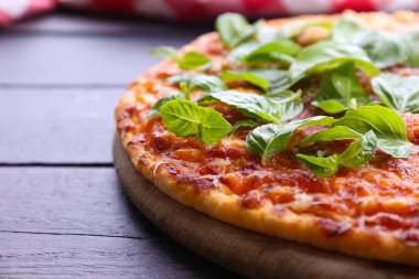 Ahşap masa üzerinde Fesleğenli pizza