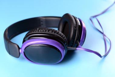 Mavi arkaplanda kulaklık