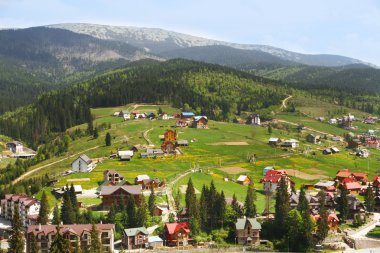 Evler ve ağaçların Karpat Dağları üzerinden