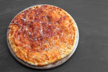 Peynirli pizza ahşap tablo