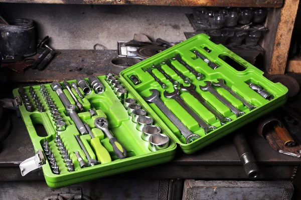 Set tools in vak op tafel close-up — Stockfoto