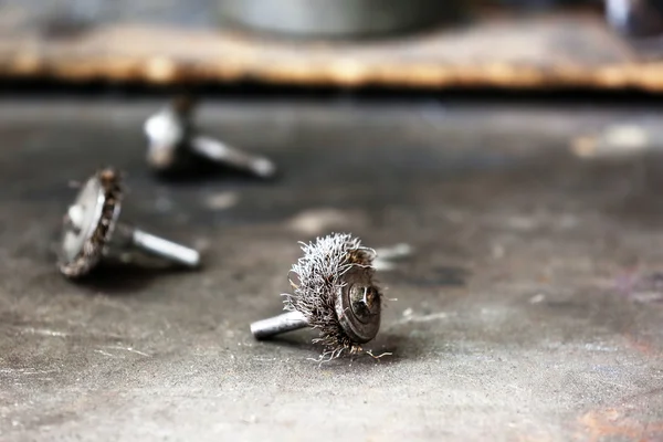 Pequena escova de metal na mesa de perto — Fotografia de Stock