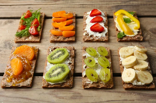 Sabrosos sándwiches vegetarianos en mesa de madera — Foto de Stock